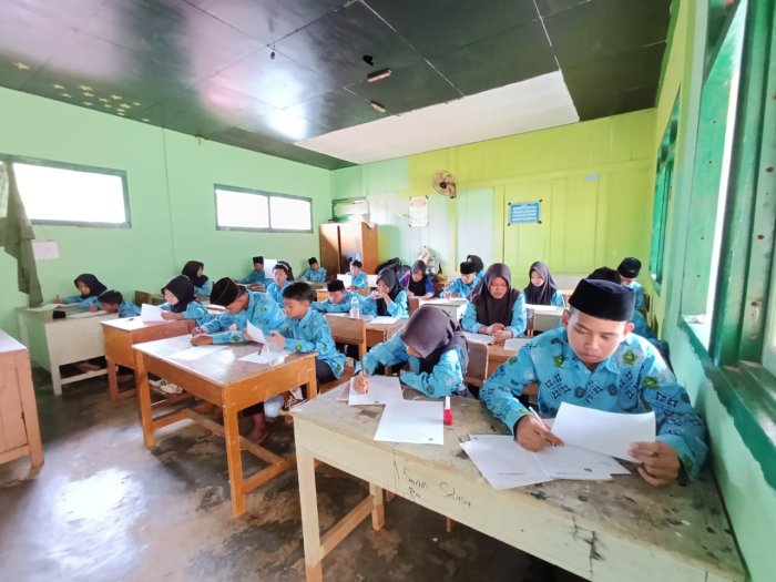 MTsN 8 Batang Hari Sukses Gelar Ujian SAS Bahasa Arab: Disiplin dan Fokus di Ruang E