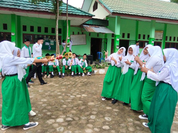 Upacara Penuh Kebanggaan: Kepala MTsN 8 Batang Hari Serahkan Piala Juara HAB Kemenag 2025