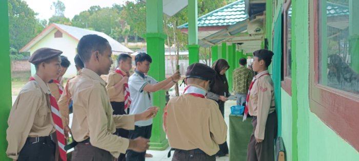 Siswa MTsNegeri 8 Batang Hari Ikuti Sesi Pemotretan untuk Pembuatan Kartu Anggota Pramuka Nasional