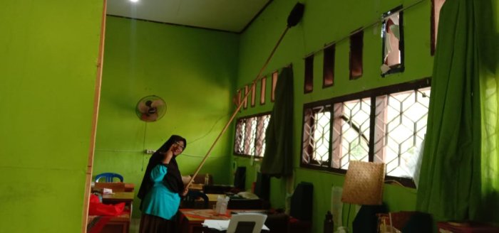 Tim Sekolah Asri Tingkatkan Kebersihan Ruang Kantor