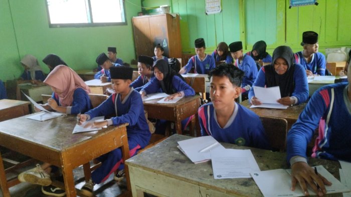 MTsN 8 Batang Hari Gelar Ujian SAS Matematika, Pengawasan Ketat di Ruang F