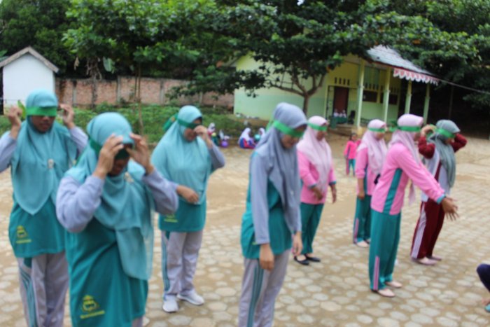 MTsN 8 Batang Hari Rayakan Hari Guru dengan Semangat Kekompakan: Lomba Baris Menutup Mata Jadi Primadona