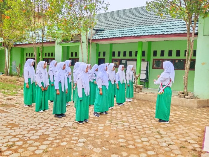 Siswa MTsN 8 Batang Hari Latihan Paduan Suara Sambut Hari Pahlawan