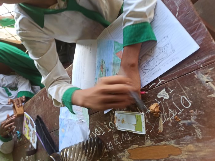 Siswa MTsN 8 Batang Hari Kembangkan Kreativitas Lewat Cerita Bergambar