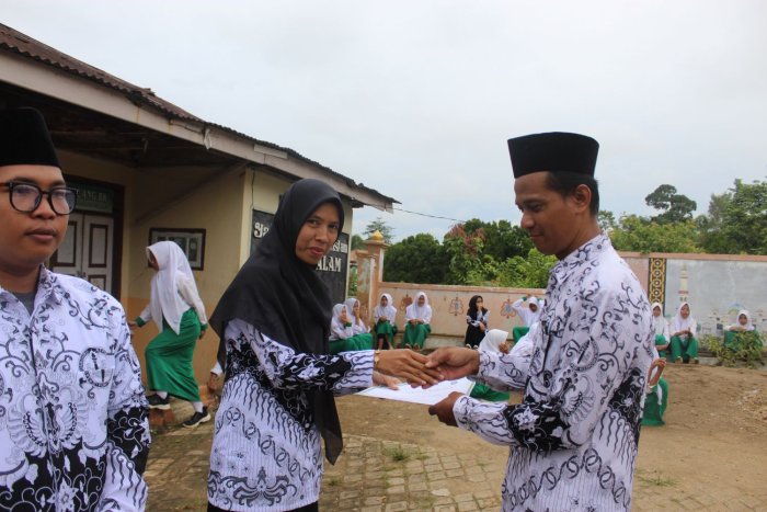 Upacara Peringatan Hari Guru ke-80 Berlangsung Meriah di MA Darussalam