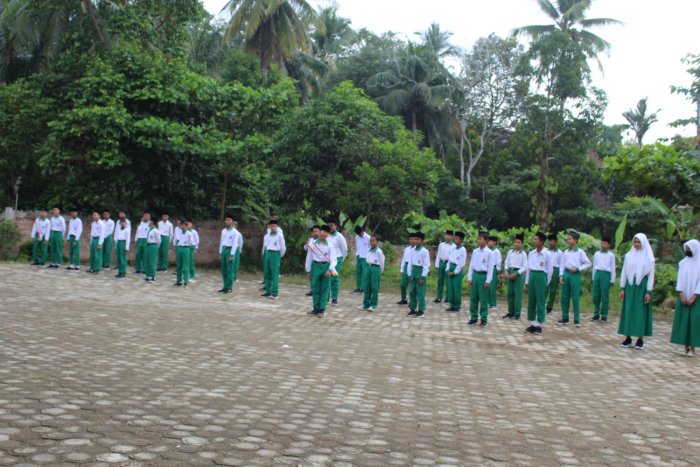 MTsN 8 Batang Hari Tekankan Akhlak dalam Upacara Bendera