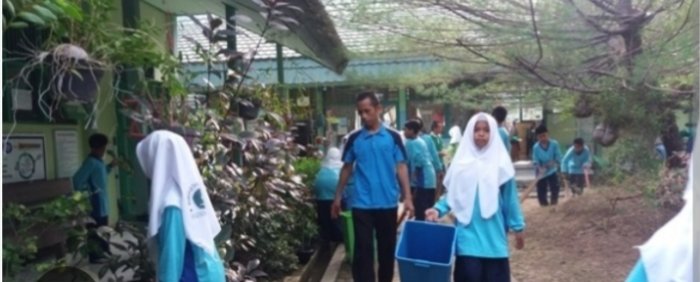 Siswa MTsN 8 Batang Hari dan Warga Madrasah Bersihkan Lingkungan