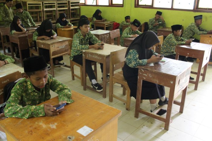 Siswa MTsN 8 Batang Hari Ikuti Ulangan Harian Matematika di Bawah Bimbingan Guru Mapel Samsu Hajat