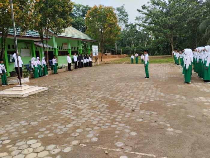 MTsN 8 Batang Hari Gelar Upacara Bendera, Siswa Diingatkan untuk Giat Belajar Jelang Ujian Sumatif