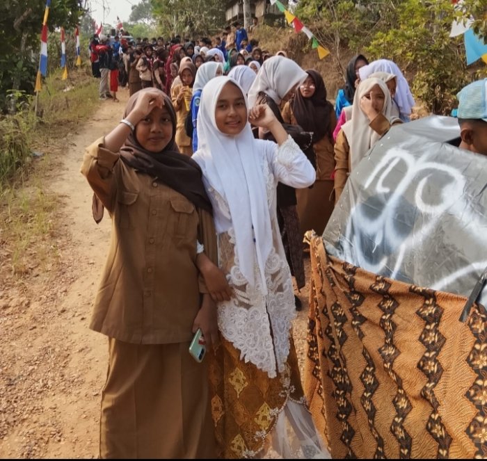 Meriahkan HUT RI, MTsN 8 Batang Hari Tampil Memukau dalam Pawai Budaya dan Jalan Santai di Desa Jangga Baru Meriahkan HUT RI, MTsN 8 Batang Hari Tampil Memukau dalam Pawai Budaya dan Jalan Santai di Desa Jangga Baru