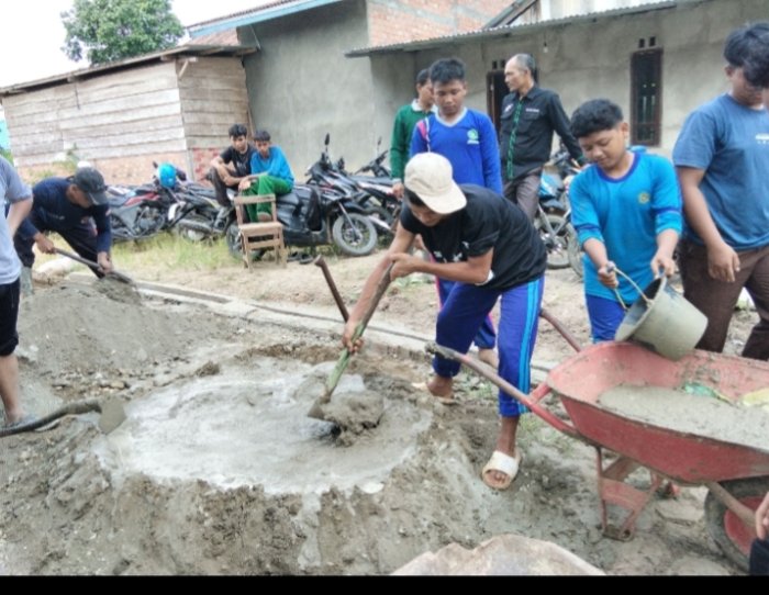 Siswa MTsN 8 Batang Hari Gotong Royong Perbaiki Jalan