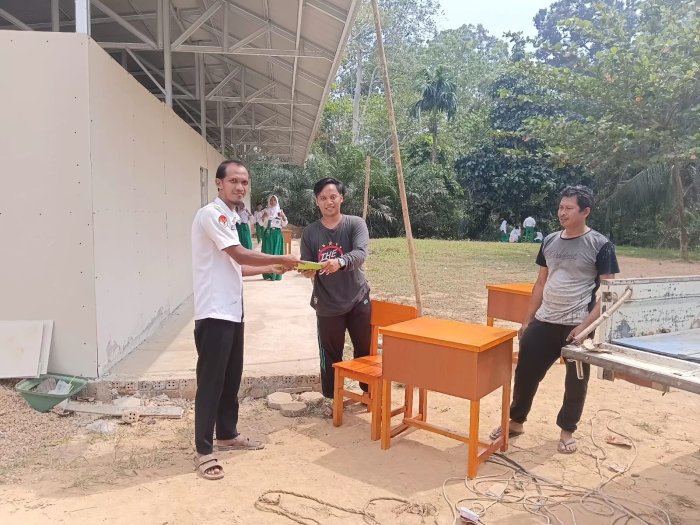 Lengkapi Sarana Pembelajaran, MTsN 8 Batang Hari Sambut Kedatangan Meja dan Kursi Baru Lengkapi Sarana Pembelajaran, MTsN 8 Batang Hari Sambut Kedatangan Meja dan Kursi Baru