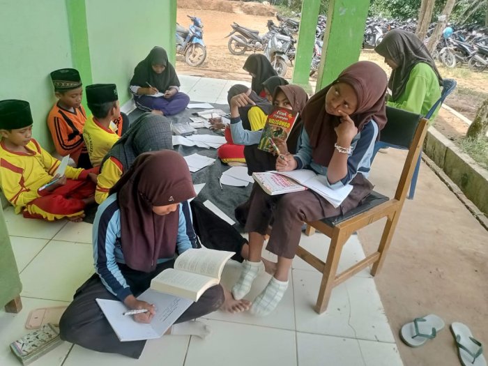 Siswa MTsN 8 Batang Hari Laksanakan Kegiatan Belajar Luar Kelas dengan Antusias