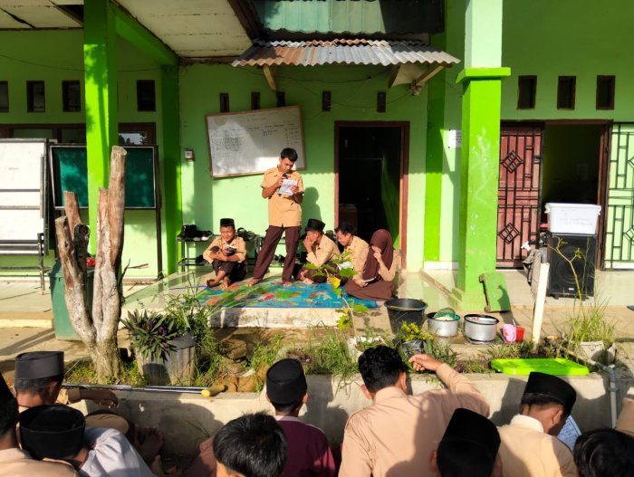Kepala MTsN 8 Batang Hari menyampaikan bahwa tradisi Yasinan Jumat Kepala MTsN 8 Batang Hari menyampaikan bahwa tradisi Yasinan Jumat