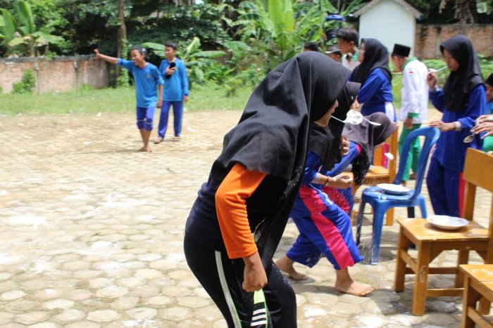 Semarak Hari Guru ke-80, MTsN 8 Batang Hari Gelar Lomba Tepung Pakai Sendok yang Penuh Kegembiraan