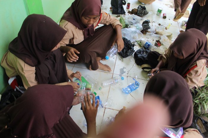 Siswa Kelas 9.1 Olah Barang Bekas Jadi Pot Bunga
