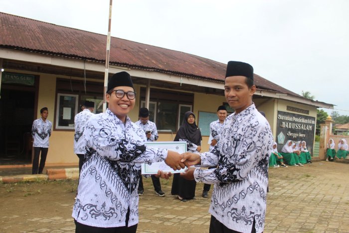 MTsN 8 Batang Hari Gelar Upacara Hari Guru ke-80, Rayakan Kebersamaan Bersama Empat Madrasah