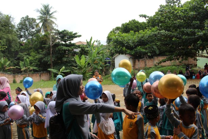 MTsN 8 Batang Hari Rayakan Hari Guru Penuh Semangat Bersama Siswa RA