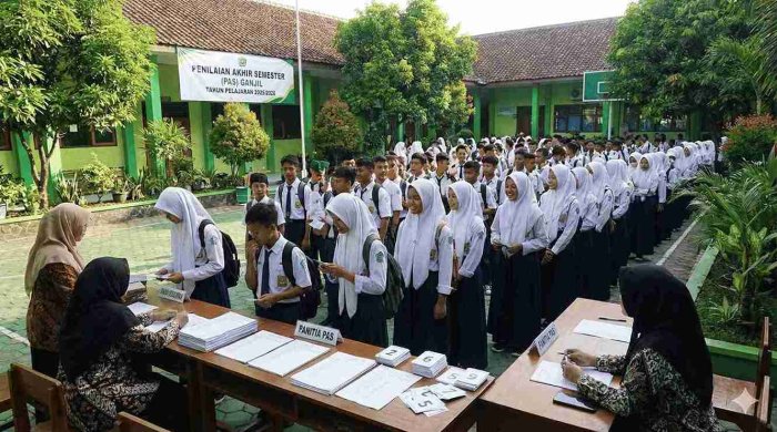 Siswa MTsN 8 Batang Hari Antusias Ikuti Pengambilan Nomor PAS