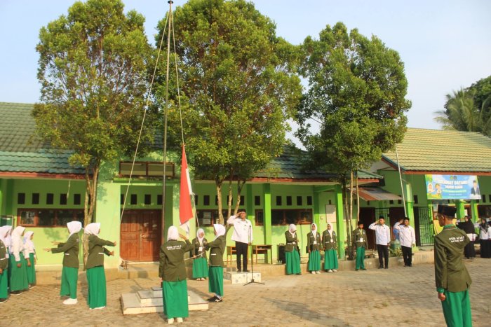 suasana di lingkungan sekolah diharapkan menjadi lebih harmonis. Tradisi bersalaman suasana di lingkungan sekolah diharapkan menjadi lebih harmonis. Tradisi bersalaman