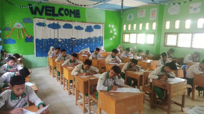 Semangat Pagi di MTsN 8 Batang Hari: Kepala Madrasah Beri Motivasi di Hari Pertama PAS 2025