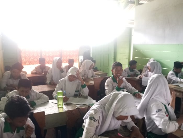 MTsN 8 Batang Hari Gelar Penilaian Akhir Semester 2025, Kepala Madrasah Beri Motivasi Khusus