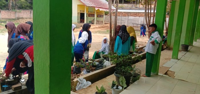 Siswi Kelas 8 MTsN 8 Batang Hari Tanam Bunga
