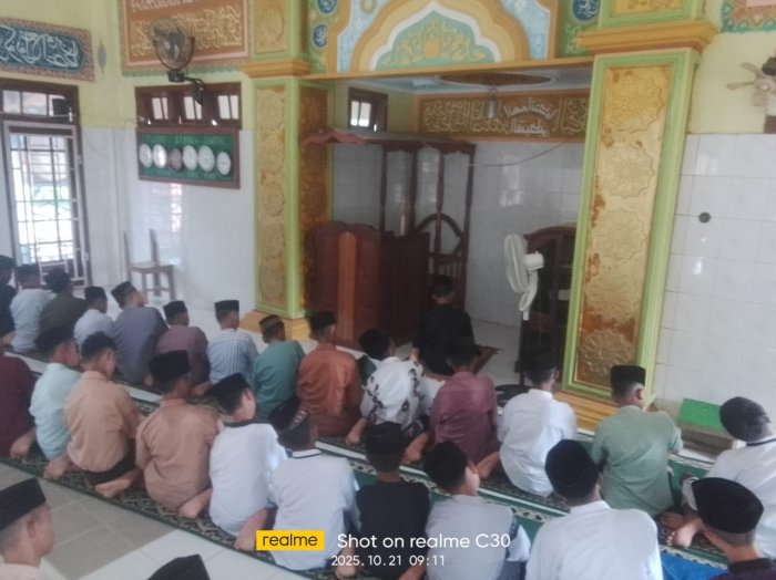 MTsN 8 Batang Hari Gencarkan Pembiasaan Sholat Dhuha, Wakasis Khairul Azmi Pimpin Sebagai Imam