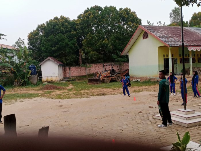 Siswa MTsN 8 Batang Hari Semangat Belajar Bola Kasti