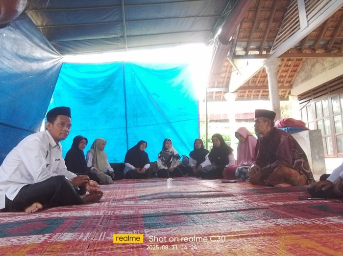 MTsN 8 Batang Hari Berduka, Takziah ke Kediaman Guru atas Meninggalnya Ibunda Tercinta