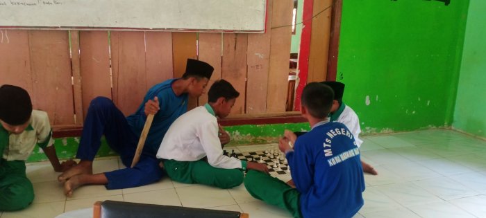 Kegiatan Ekstrakurikuler Catur di MTsN 8 Batang