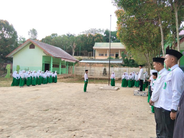 MTsN 8 Batang Hari Gelar Upacara Bendera Senin Pagi dengan Khidmat