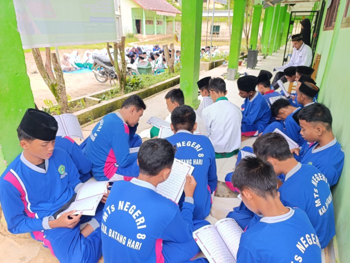 Siswa dan Siswi Gelar Kegiatan Membaca Al-Quran Bersama