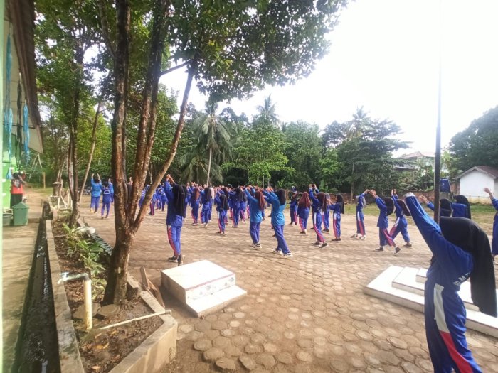 MTsN 8 Batang Gelar Senam Rutin untuk Siswa