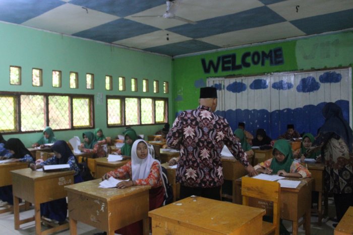 Kepala MTsN 8 Batang Hari Apresiasi Kelancaran Seleksi Kemampuan Dasar (SKD) Calon Murid Baru Kepala MTsN 8 Batang Hari Apresiasi Kelancaran Seleksi Kemampuan Dasar (SKD) Calon Murid Baru