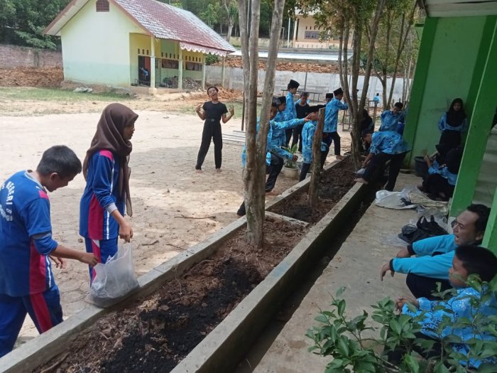 Guru dan Siswa MTs Bersama Ciptakan Lingkungan Sekolah Asri