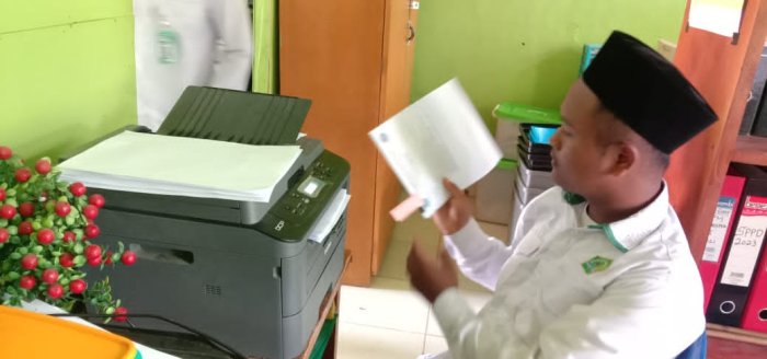 Staf MTsN 8 Batang Hari Lakukan Penataan Administrasi Kelas