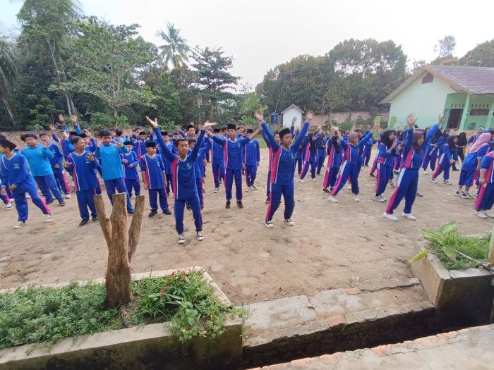 Siswa MTsN 8 Batang Hari Awali Akhir Pekan dengan Senam Kebugaran yang Energik