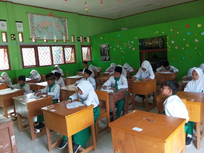 MTsN 8 Batang Hari Gelar Penilaian Akhir Semester 2025, Kepala Madrasah Beri Motivasi Langsung
