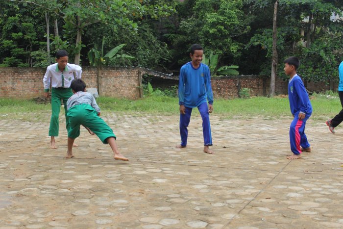 Kelas 7.2 Tim Laki-laki Meriahkan Classmeeting MTsN 8 Batang Hari dengan Lomba Gerobak Sodor