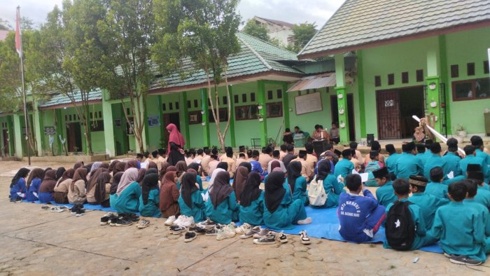 Tingkatkan Keimanan, MTsN 8 Batang Hari Gelar Yasinan Rutin Bersama di Halaman Madrasah