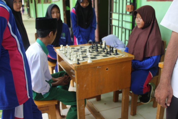 fokus pembelajaran dialihkan pada olahraga asah otak dan penyusunan taktik, yakni permainan catur.