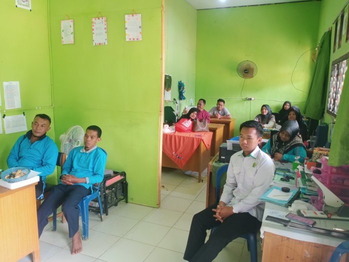 Rapat Tim MTsN 8 Batang Hari Dipimpin Kepala Sekolah