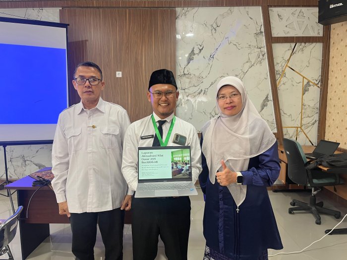 Guru MTsNegeri 8 Batang Hari Paparkan Laporan Aktualisasi di BDK Padang
