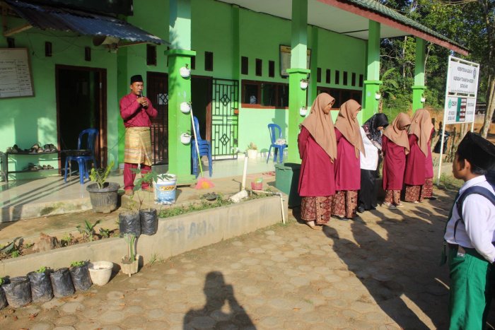 MTsN 8 Batang Hari Gelar Upacara Peringatan Hari Lahir Kabupaten Batang Hari Tahun 2025