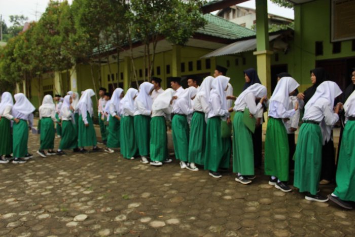 Upacara Bendera dan Tradisi Salaman di MTsN 8 Batang Hari
