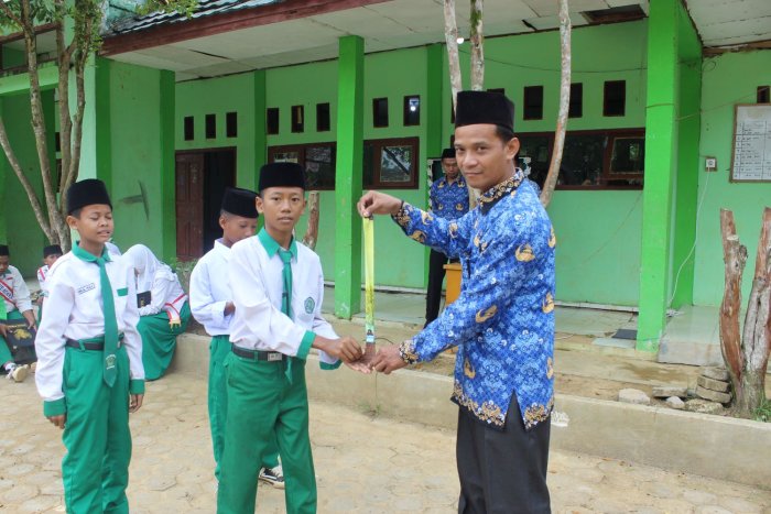 MTsN 8 Batang Hari Berikan Penghargaan Medali Juara III Lomba Terompah Panjang