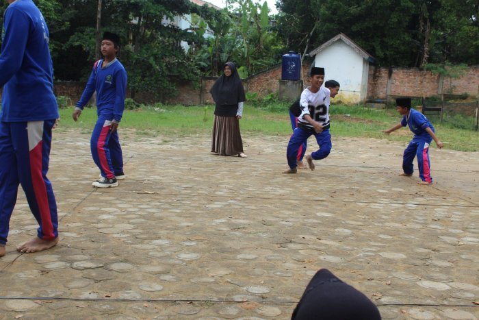 Pertarungan Sengit Gerobak Sodor: Tim Laki-laki 8.2 Unjuk Kekompakan di Classmeeting MTsN 8 Batang Hari