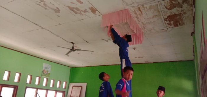 Siswa Kelas 7 3 Gotong Royong Percantik Ruang Kelas