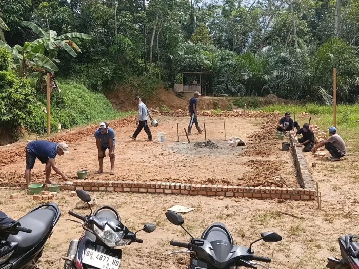 Wujudkan Kelas Baru, Wali Siswa Kelas 7.2 MTsN 8 Batang Hari Gelar Gotong Royong Penuh Semangat